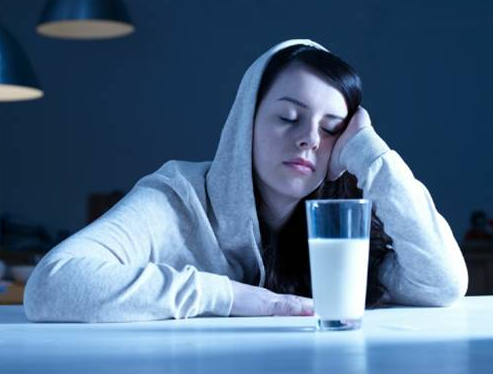 犯困喝牛奶有用吗（困的时候喝牛奶会更困吗）